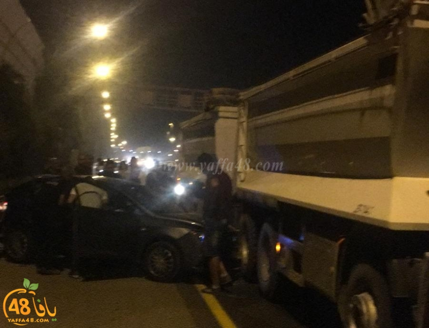  اصابة شخصين بحادث طرق بين مركبة وشاحنة قرب الرملة 