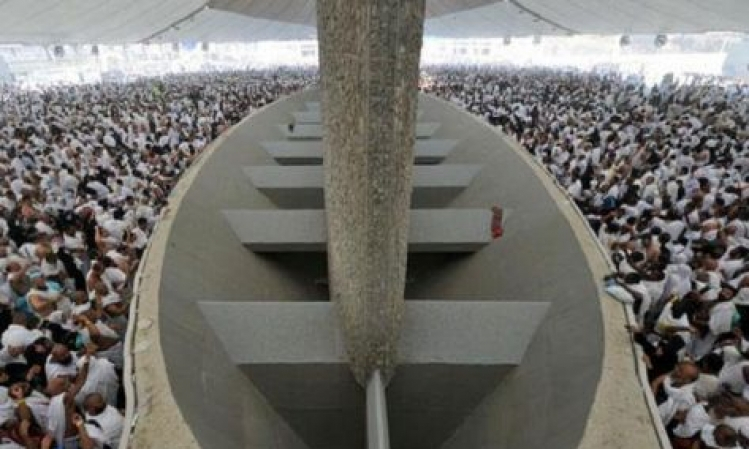 ضيوف الرحمن يرمون الجمرات أول أيام التشريق