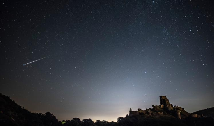 زخة شهب بالمنطقة العربية تبلغ ذروتها فجر الأحد