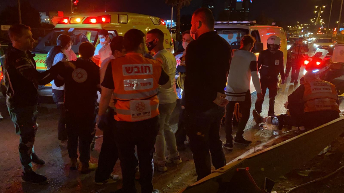  اصابة شخصين قرب الرملة بحادث طرق بين دراجة نارية ودراجة هوائية