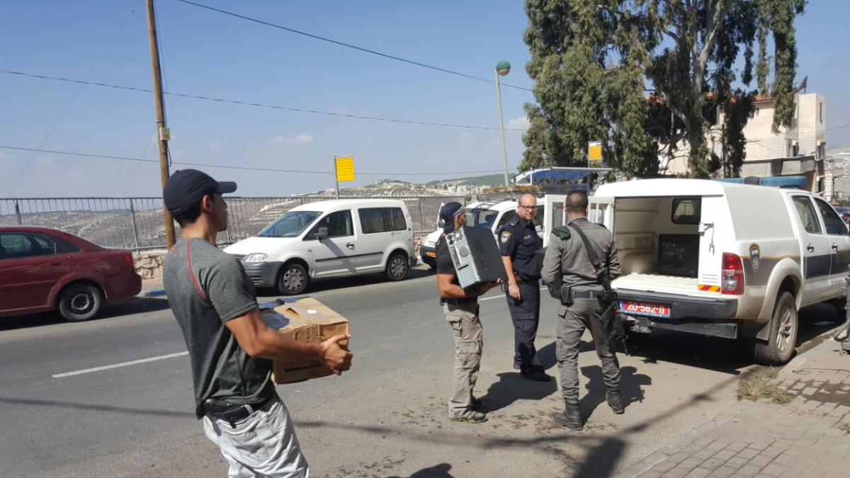 حملة مستمرة - الشرطة الإسرائيلية تداهم مقرات مؤسسات إعلامية وتصادر محتوياتها بأم الفحم