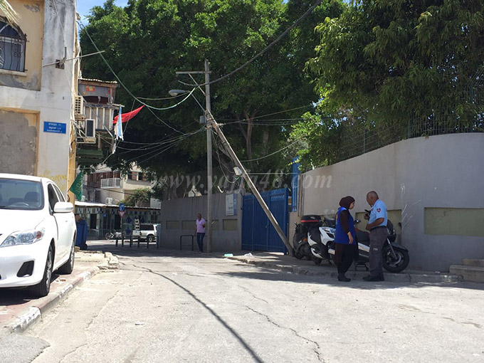  شاحنة تقتلع عامود شبكة الاتصالات من مكانه أمام بوابة مدرسة حسن عرفة الابتدائية بيافا