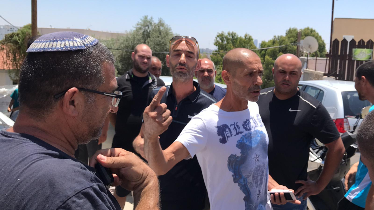 فيديو: شركة العميدار تحاول اخلاء عائلة سقا من بيتها في حي العرقتنجي بيافا 