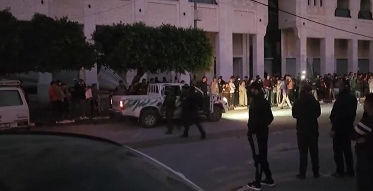 القسام تسلم الدفعة الثالثة من المحتجزين باستعراض قوة مفاجئ في قلب غزة