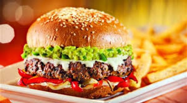 الـ “همبرغر” والـ “كولا” ممنوعة في مدارس البلاد… ما الممنوع أيضا؟