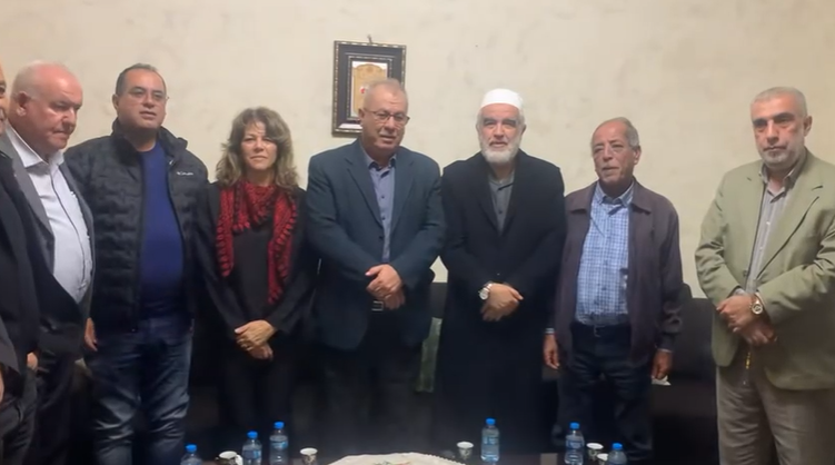 بعد دخوله المستشفى  وفد من المتابعة في زيارة تضامنية لعائلة الأسير وليد دقة