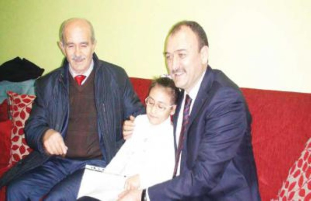 وزير التعليم التركي يعتذر من طفلة فلسطينية