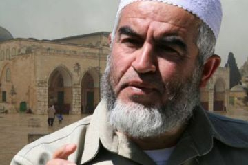 الشيخ رائد صلاح يندّد بجرائم النظام السوري وتفجير الكنيستين في مصر