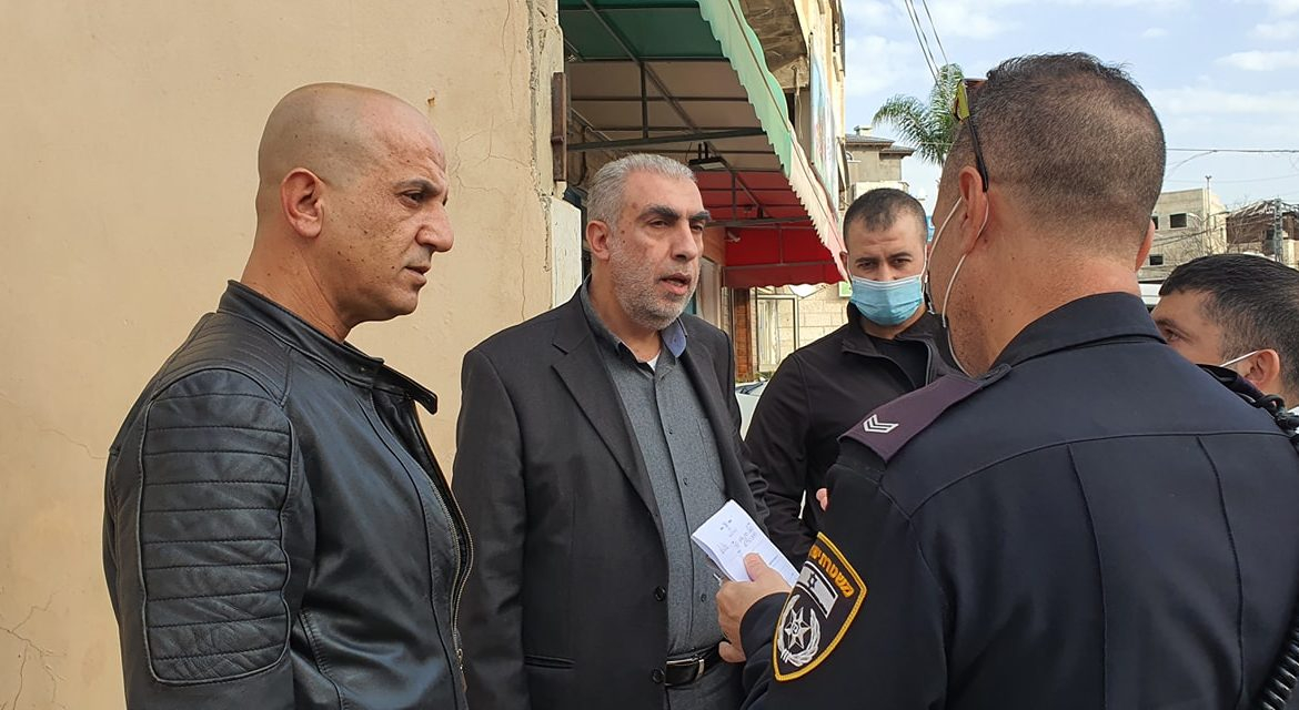 الشرطة تسلم الشيخ كمال خطيب دعوة للتحقيق