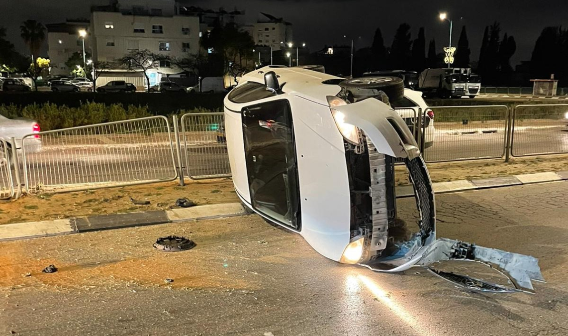 اللد: اصابة شخصين بانقلاب مركبة في حي جني افيف
