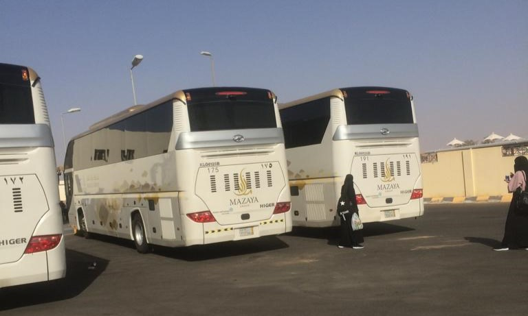 إغلاق معبر ألنبي يربك حركة المسافرين والمعتمرين ويجبرهم على طرق بديلة شاقة