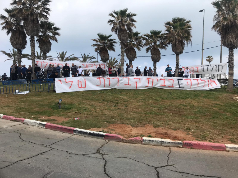 فيديو: شباب مدينة يافا يحتشدون أمام مقبرة الاسعاف رفضاً لنبش عظام الموتى