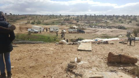 الصاق اوامر هدم على بيوت متنقلة تبرّع بها أهل الخير في ام الحيران