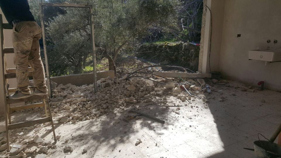 عائلة قراعين تُجبر على هدم منزلها بيدها في سلوان