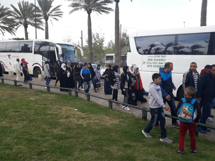 شبان من الناصرة يُسيِّرون حافلتين إلى الأقصى صدقة عن روح جدتهم