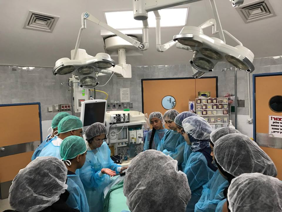 طلاب مشروع طبيب الصغير في الرمله يدخلون غرفة العمليات
