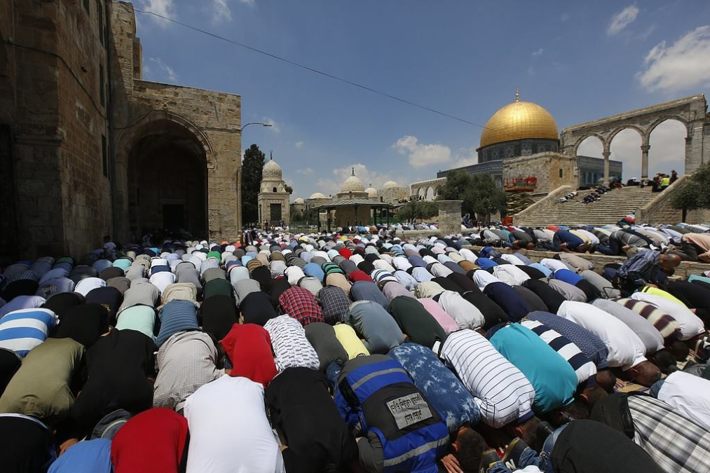 بالصور: ربع مليون يؤدون الجمعة الاولى من رمضان في الأقصى