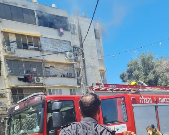 اللد: حريق داخل شقة سكنية وطواقم الانقاذ تهرع للمكان
