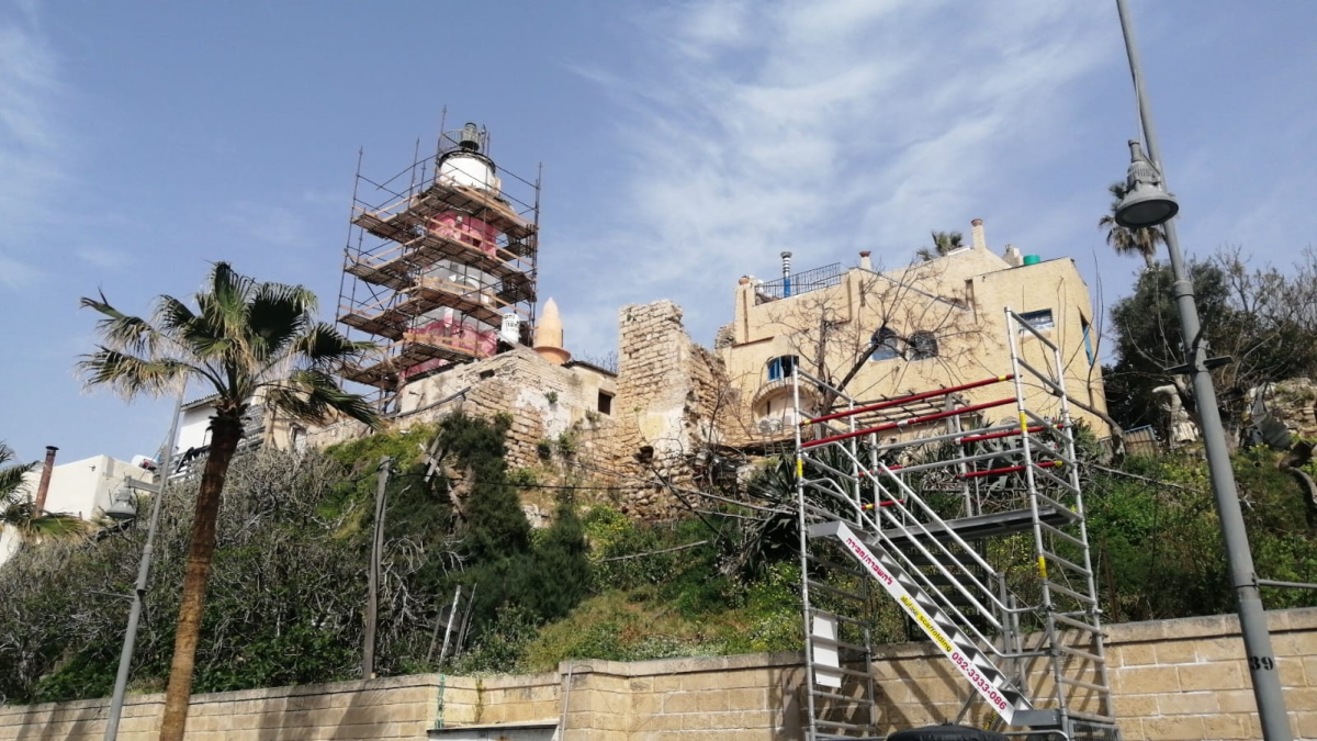 البلدية تُباشر بترميم المنارة التاريخية قرب ميناء يافا 