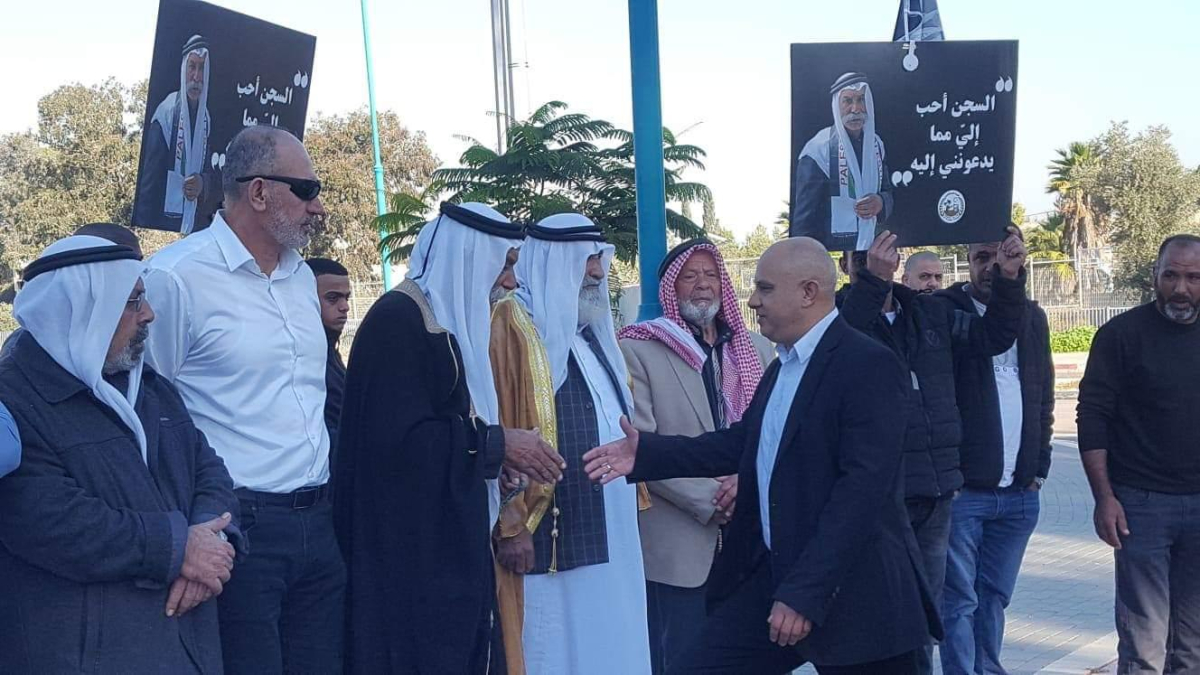 شيخ العراقيب "صياح الطوري" يودع أهله ويدخل سجن الرملة