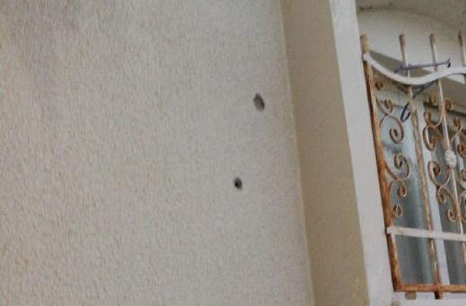 اطلاق رصاص بإتجاه منزل مديرة مدرسة جلجولية 