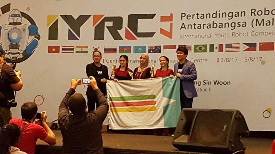 الطالبة عدن وسام حسونة من اللد تتألق في مسابقة الروبتيكا العالمية في ماليزيا 