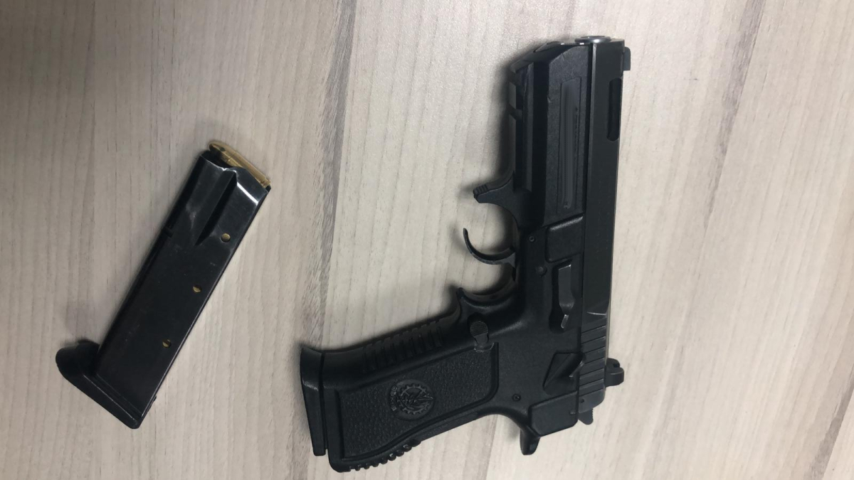  الشرطة: اعتقال مشتبهين من اللد بعد العثور بحوزتهما على مسدس 