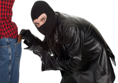 فيديو: نشال يسرق محفظة شرطي