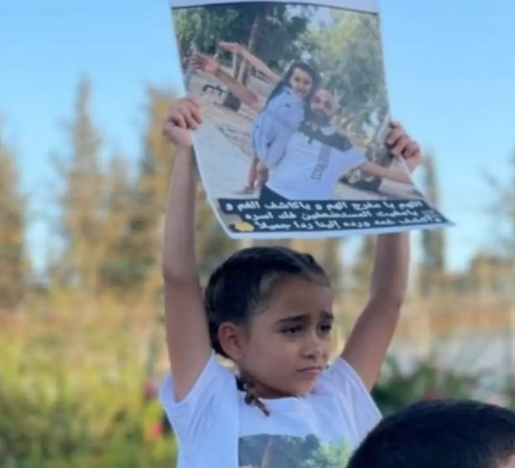  فيديو: ابنة الأسير أيوب حسونة من اللد تُطالب بالافراج عن والدها
