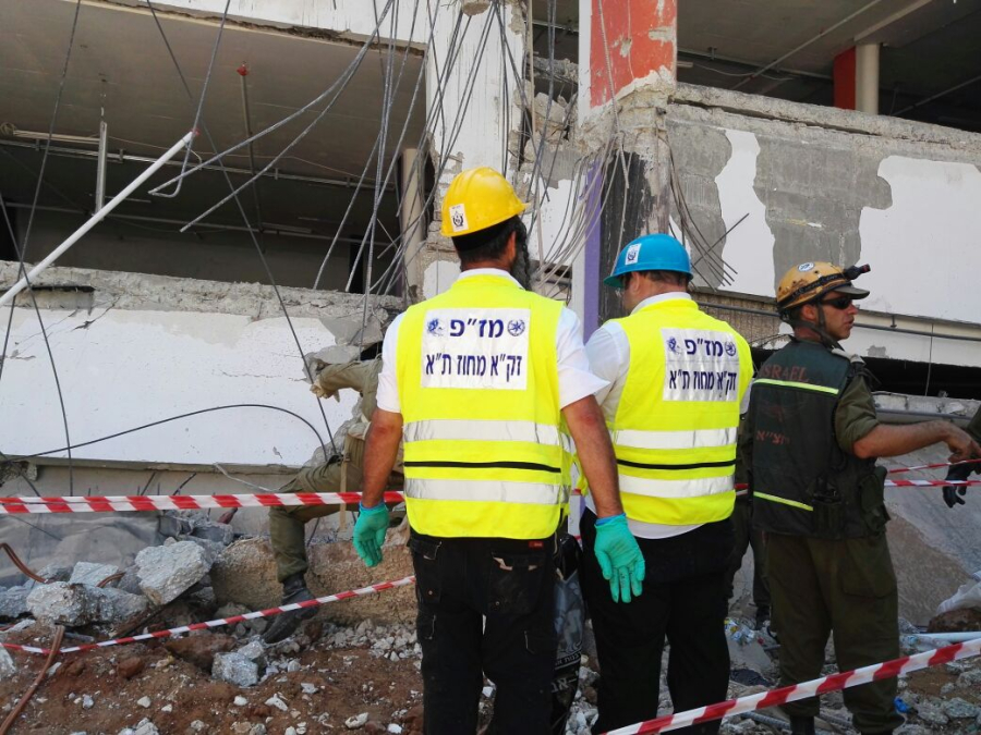 بالصور: تخليص جثة رابعة من تحت الركام بتل ابيب والبحث عن 3 مفقودين