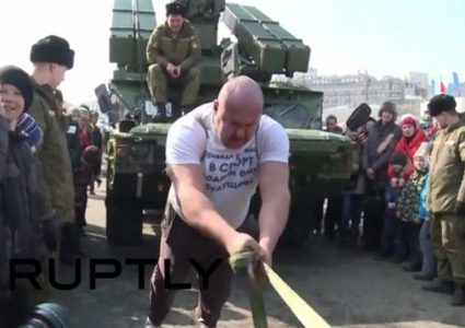 فيديو: روسي يسحب منظومة صاروخية تزن 17.5 طن