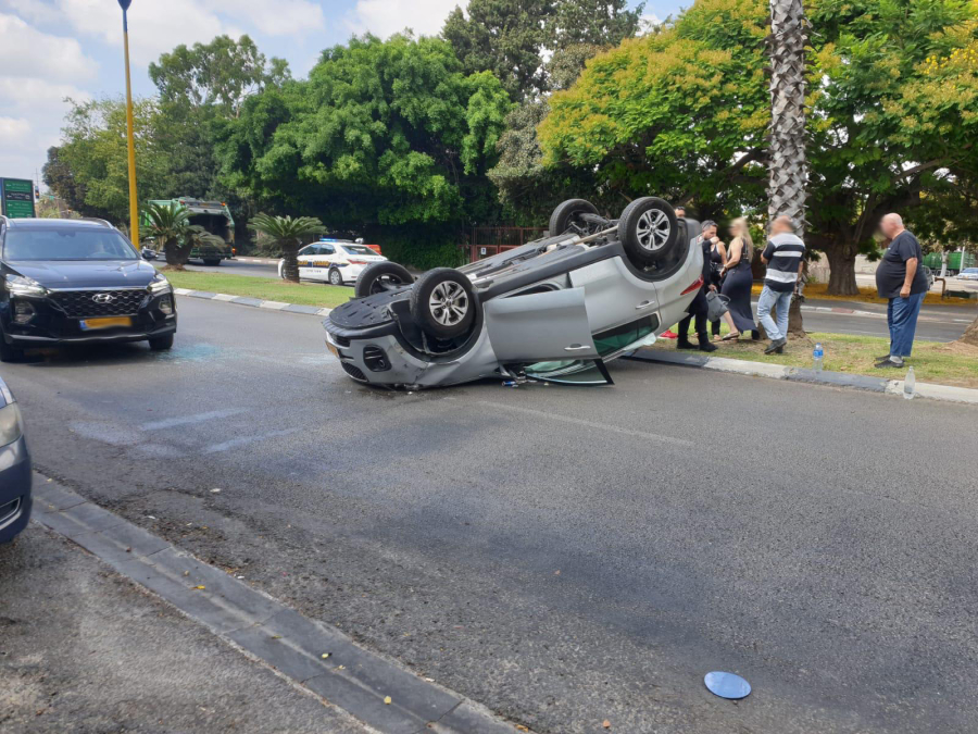 اصابة متوسطة لسيدة اثر انقلاب مركبتها في حولون