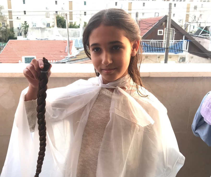 الطفلة "ألين دح" من يافا تتبرع بشعرها للأطفال المرضى بالسرطان