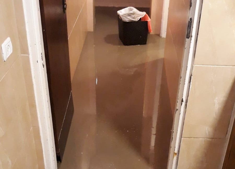 صور: مياه الصرف الصحّي تغمر بيت أحد المواطنين في الرملة 