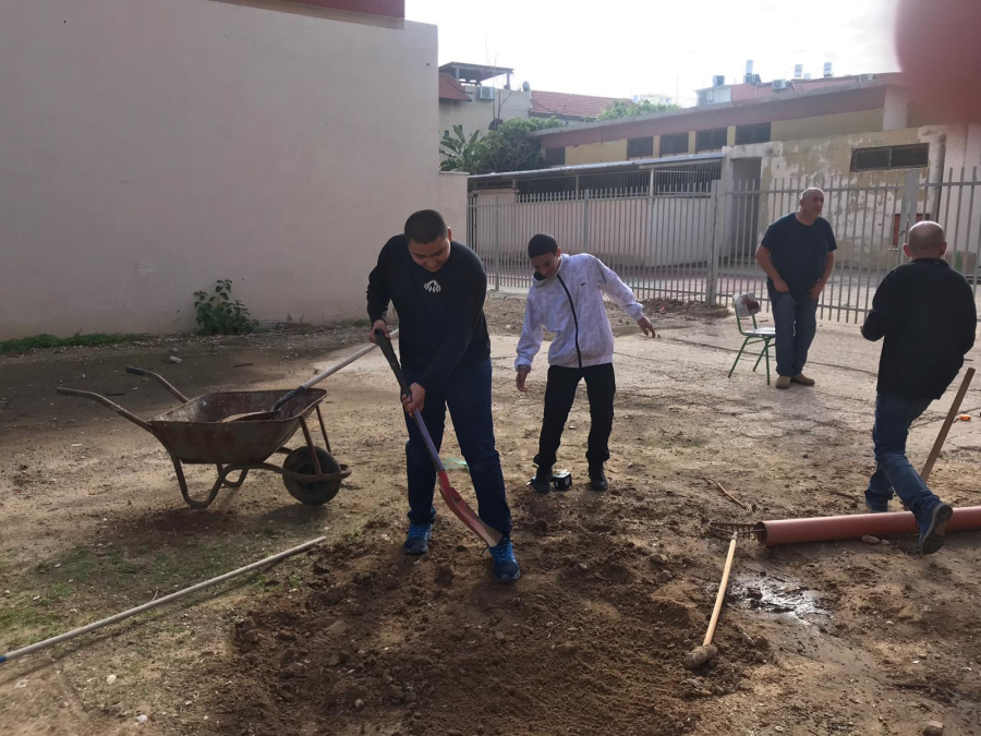 طلاب المدرسة التكنولوجية "عمال 1" يتعلمون الزراعة 