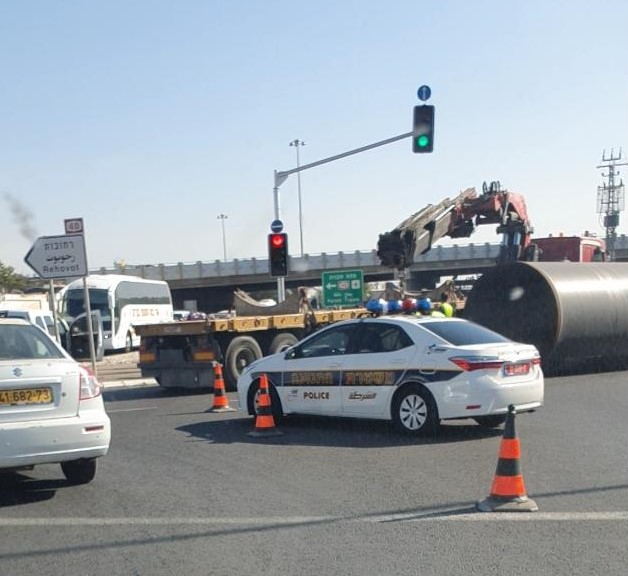 انبوب حديدي ضخم يسقط عن شاحنة قرب الرملة دون اصابات 