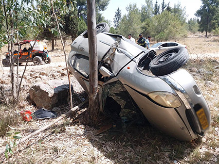 اصابة 3 اشخاص بانقلاب مركبة قرب مدينة اللد 