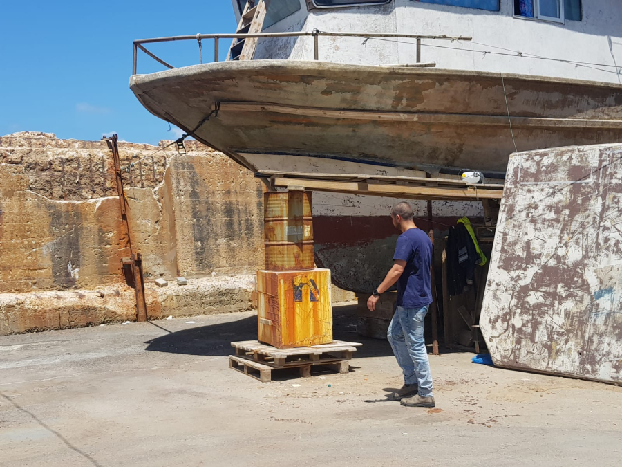 بالصور: للمرة الثالثة خلال اسبوعين - الشرطة تداهم مخازن الصيادين في ميناء يافا 