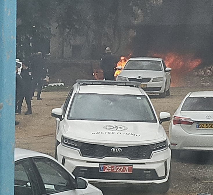 احتراق سيارة في مدينة اللد وسماع صوت انفجار 