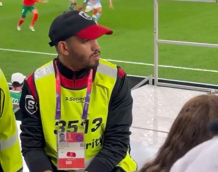 تفاعل مع دموع رجل أمن مغربي في الملعب بعد تأهل بلاده