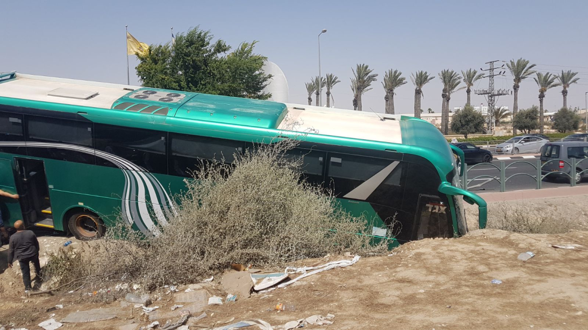 اصابة 16 شخصاً بحادث طرق بين حافلة ركاب ومركبة جنوب البلاد