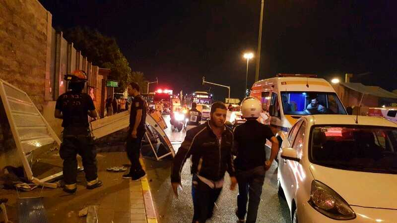  اصابات اثر اصطدام سيارة بمحطة حافلات بتل ابيب 