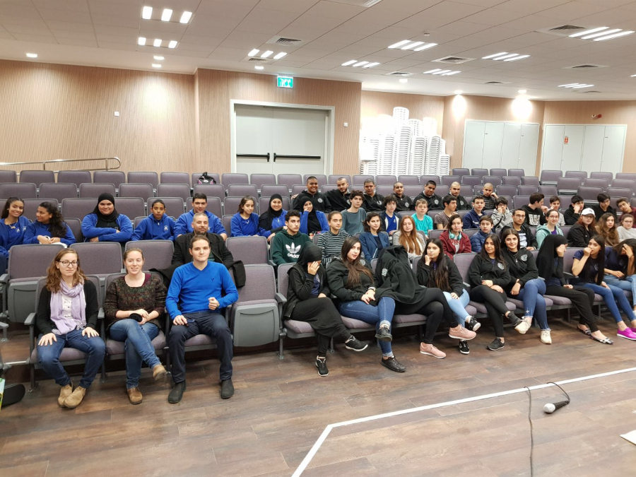 مناظرة باللغة الانجليزية في مدرسة يافا المستقبل بمشاركة طلاب مدرسة "عيروني هاي"