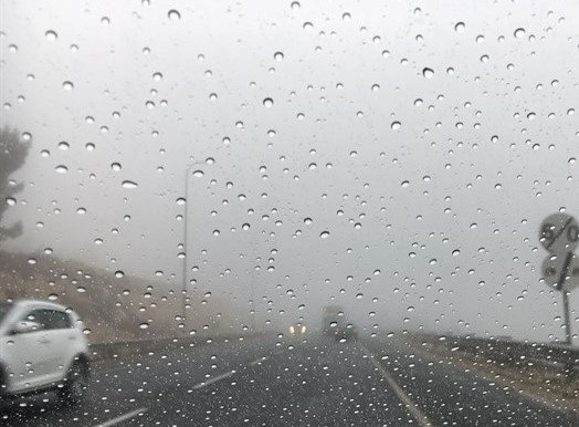 طقس ماطر وعاصف الليلة