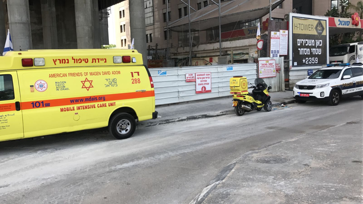 مصرع عامل من الرملة سقط من ارتفاع في تل أبيب