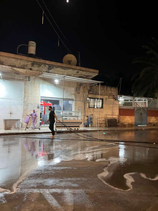 اللد :استعدادات لاستقبال جموع المصلين لصلاة العيد أمام مسجد العمري