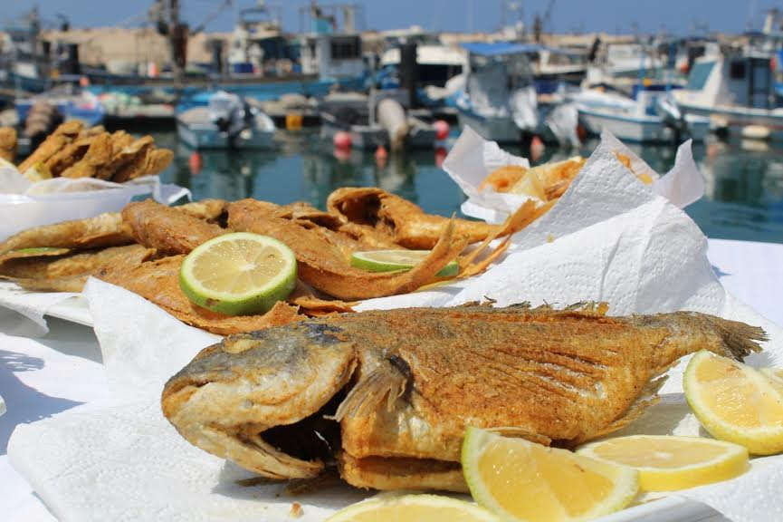 كل أنواع الأسماك الطازجة في مطعم ومسمكة fish & chips بإدارة زكريا زينب في ميناء يافا