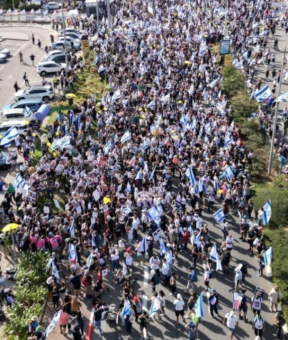 مسيرة عائلات المحتجزين الإسرائيليين في غزة تصل القدس للضغط على نتنياهو في ملف الأسرى