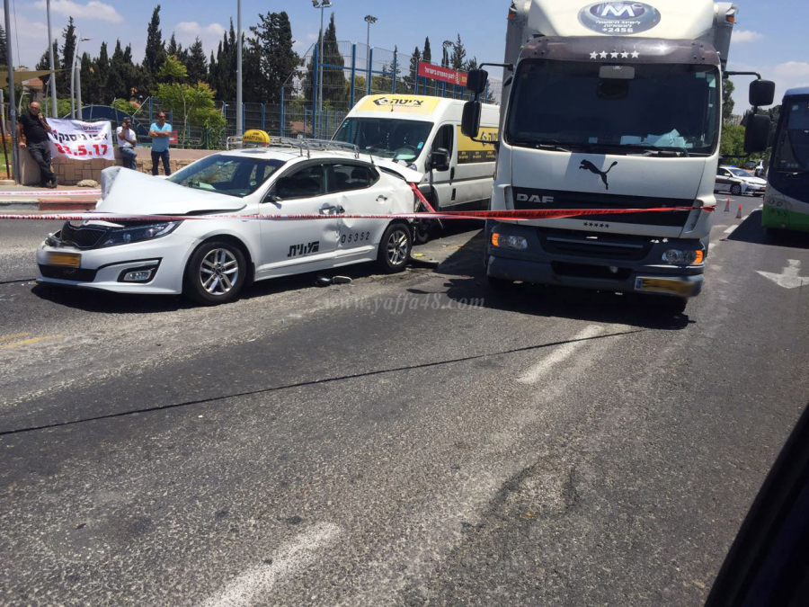 بالصور: حادث طرق متسلسل بين 4 مركبات شرق مدينة يافا 