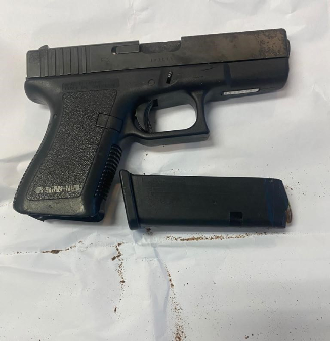 اللد: ضبط مسدس وذخيرة مخبأة بسكة القطار